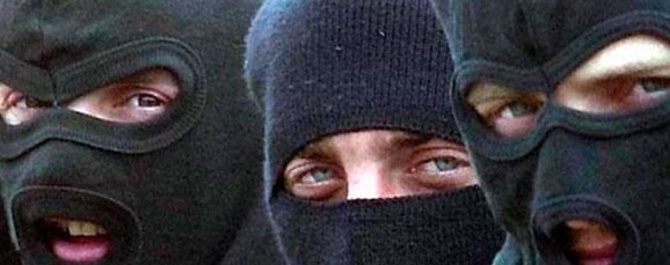 У Сімферополі невідомі у балаклавах зі зброєю вдираються до будинку батька члена Курултаю
