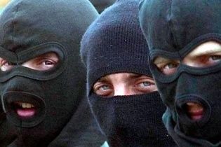 У Сімферополі невідомі у балаклавах зі зброєю вдираються до будинку батька члена Курултаю