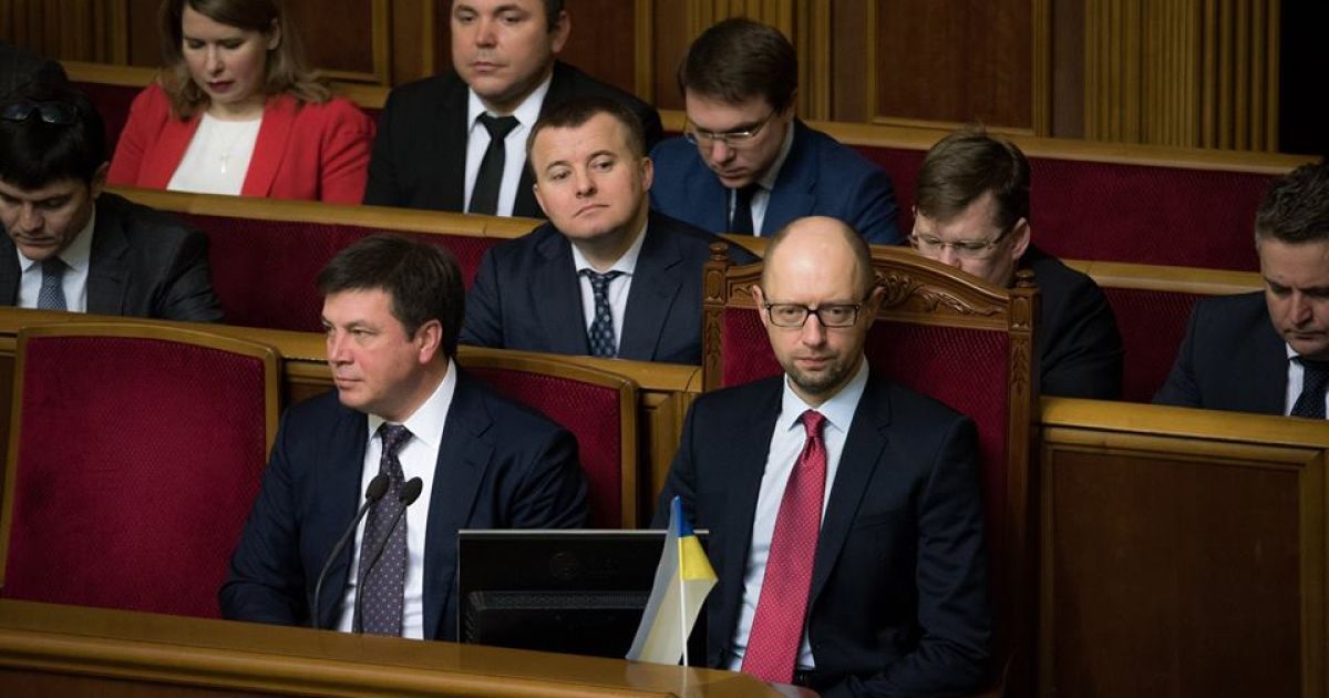 Яценюк с министрами пришел в Раду