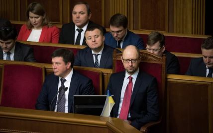 Яценюк с министрами пришел в Раду