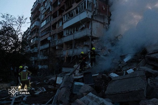 Російська армія масовано вдарила по Києву безпілотниками і ракетами. / © ГУ ДСНС у Києві