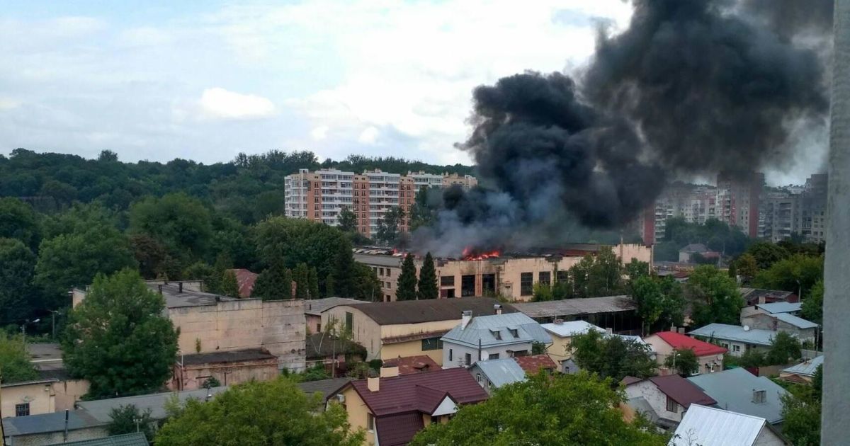 У Львові масштабно спалахнув інструментальний завод