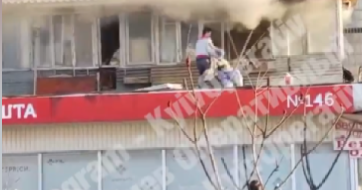 У Києві працівник Нової пошти кинувся до охопленої вогнем квартири, щоб урятувати жінку: відео