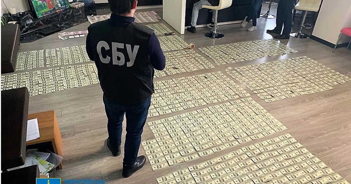 В доме задержанного на взятке топ-менеджера "Николаевоблэнерго" нашли 100 тысяч долларов