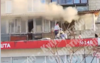 У Києві працівник Нової пошти кинувся до охопленої вогнем квартири, щоб урятувати жінку: відео