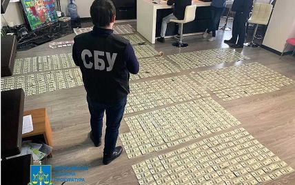 В доме задержанного на взятке топ-менеджера "Николаевоблэнерго" нашли 100 тысяч долларов