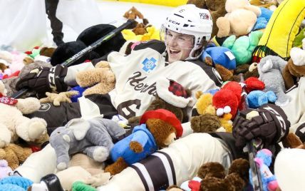 "Ведмедикопад": у США оновили світовий рекорд за кількістю м'яких іграшок на льоду