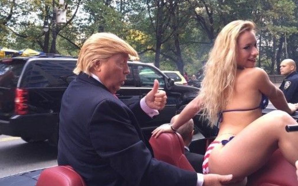 Очень похожий на Трампа мужчина развлекается в окружении горячих девушек. / © Alison Jackson