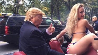 Дуже схожий на Трампа чоловік розважається в оточенні гарячих дівчат. / © Alison Jackson