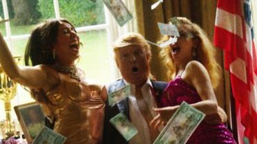 Дуже схожий на Трампа чоловік розважається в оточенні гарячих дівчат. / © Alison Jackson