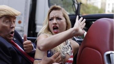 Дуже схожий на Трампа чоловік розважається в оточенні гарячих дівчат. / © Alison Jackson