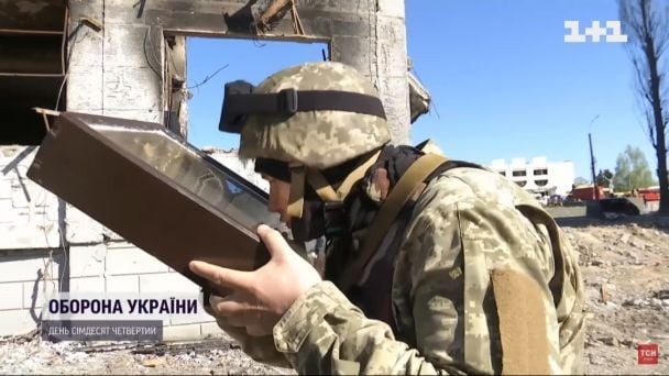 В полуразрушенном доме в Бородянке нашли чудом уцелевшую икону / © скриншот с видео