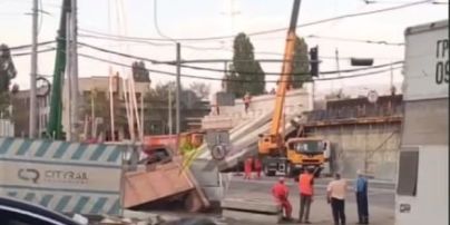 В Киеве во время реконструкции обрушился мост – фото и видео