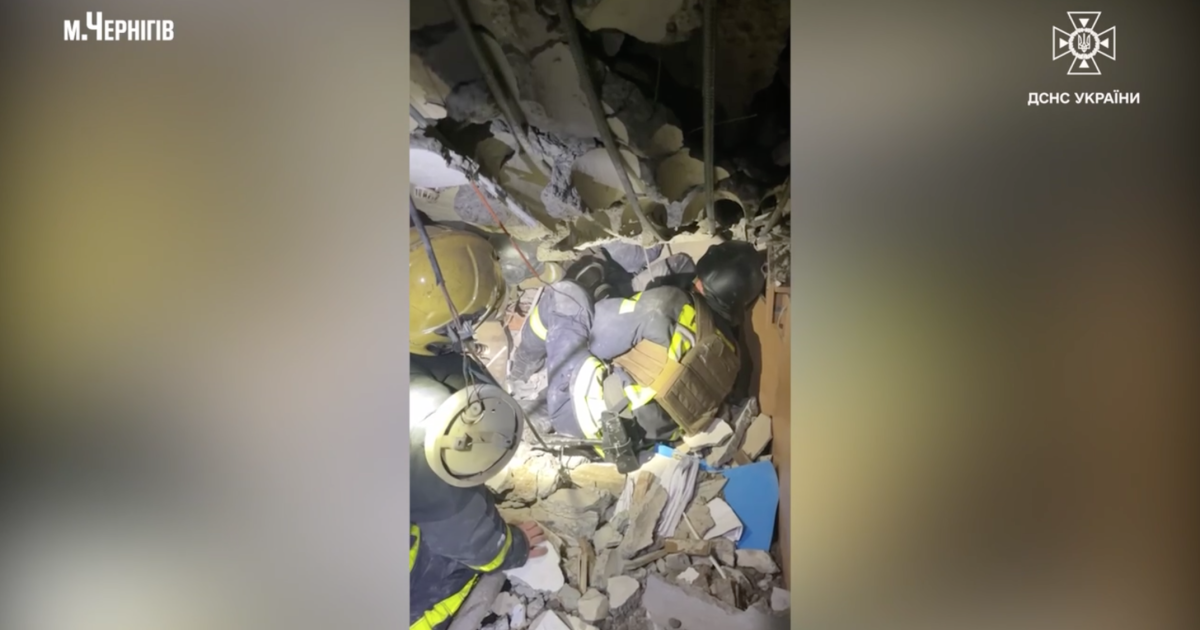 Рятувальна операція в Чернігові після ракетних ударів 17 квітня / Скрнишот з відео