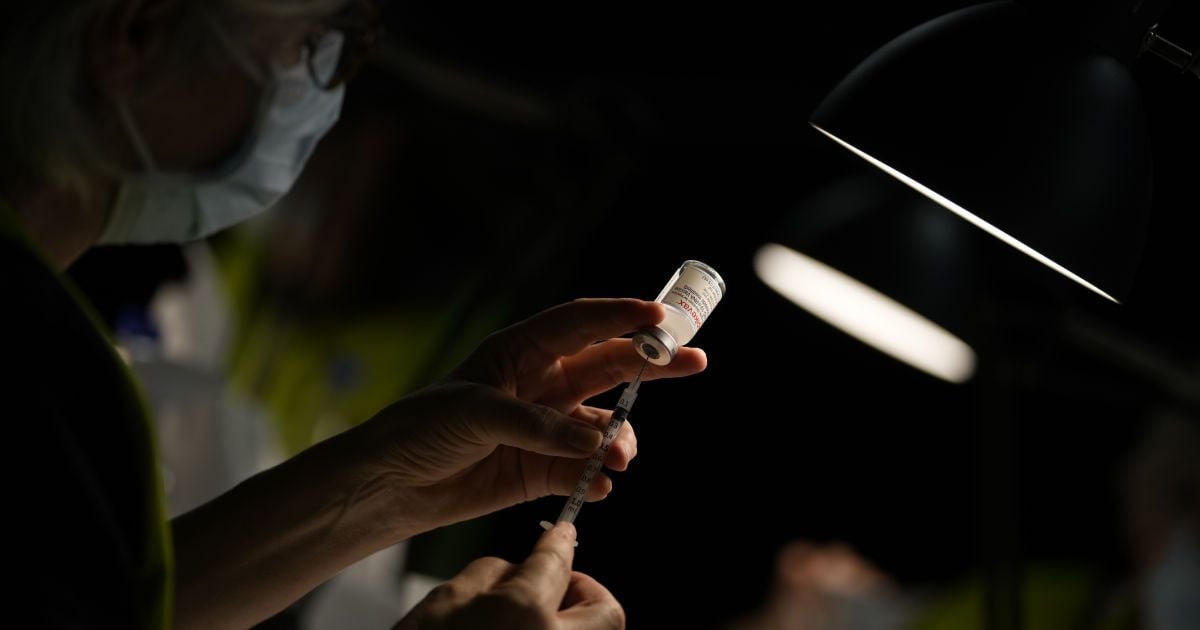 Захворіли двірники та водії громадського транспорту: Садовий розповів, коли у Львові буде пік COVID-19