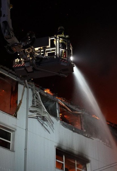 Спасатели ликвидируют последствия в разных районах города после атаки врага 23 марта 2025 года