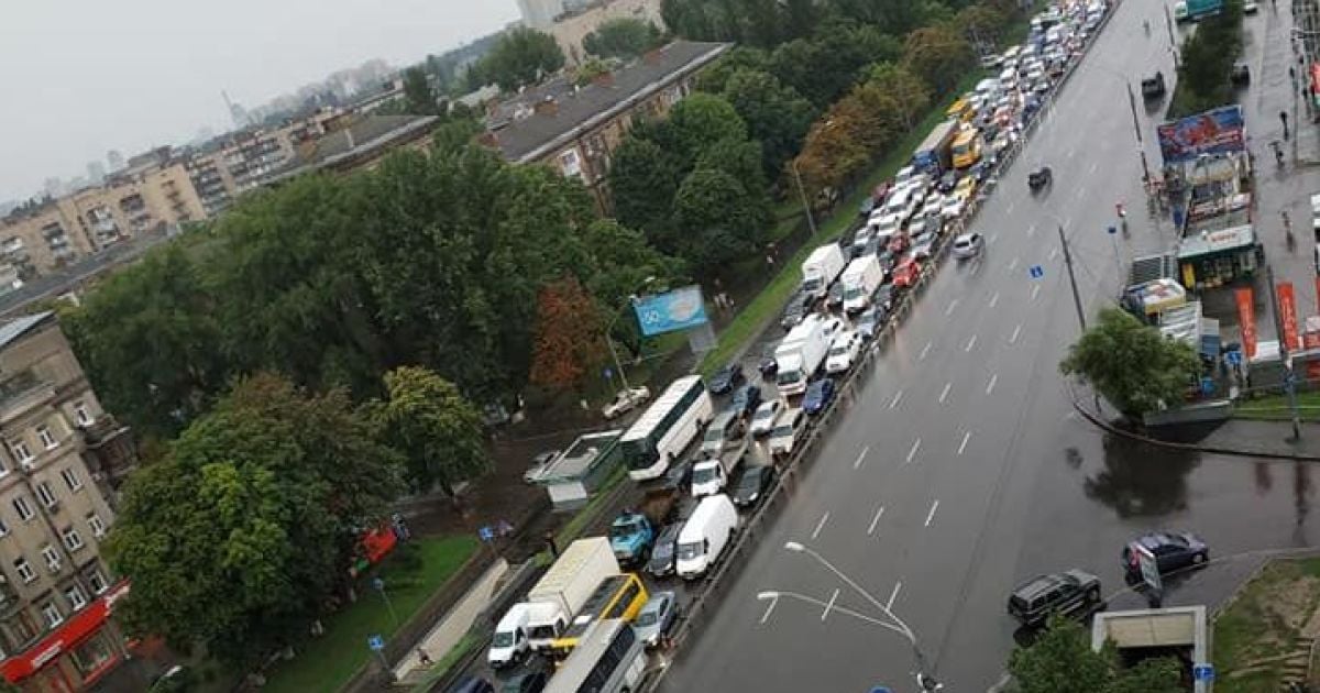 Ливень в Киеве остановил трамваи и троллейбусы на Шулявке и возле метро "Берестейская"
