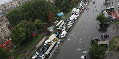 Ливень в Киеве остановил трамваи и троллейбусы на Шулявке и возле метро "Берестейская"