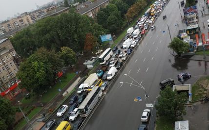 Злива в Києві зупинила трамваї і тролейбуси на Шулявці та біля метро "Берестейська"