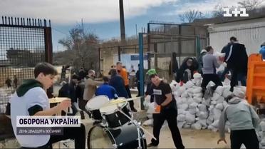 Бон Джові поділився кадрами з України, де одесити на пляжі будують укріплення під його пісню