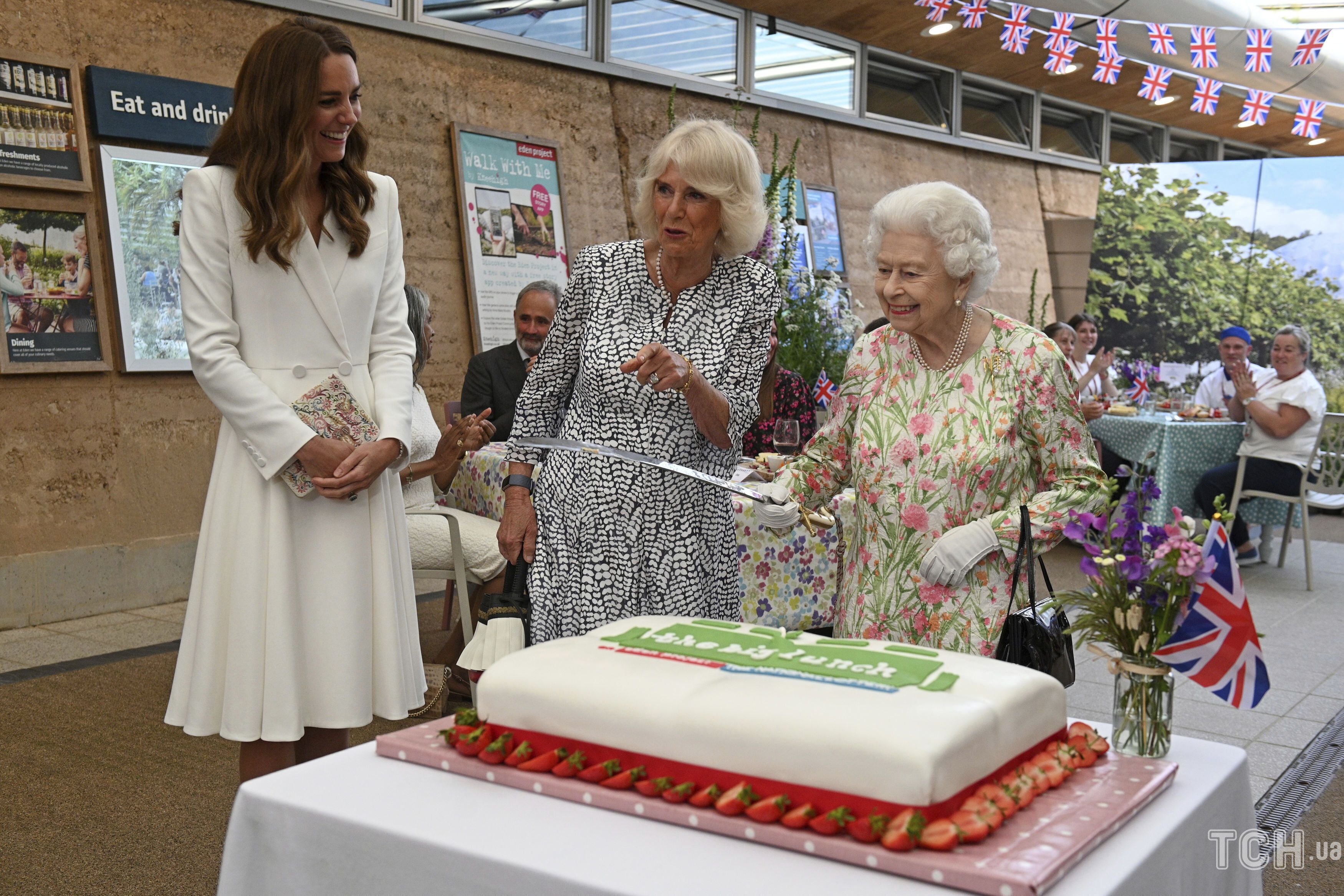Duchess Catherine, Duchess Camilla and Queen Elizabeth II / © Associated Press
