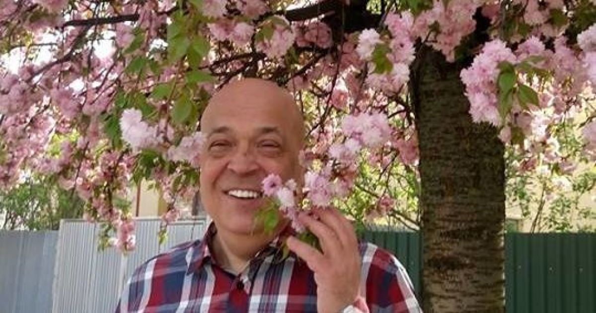 Москаль у "сакуровій" сорочці похизувався фото на тлі розквітлих сакур в Ужгороді