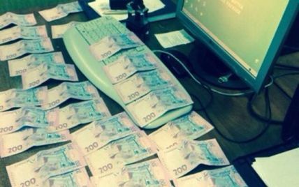 На Донетичине поймали налоговика на взятке в 100 тысяч гривен
