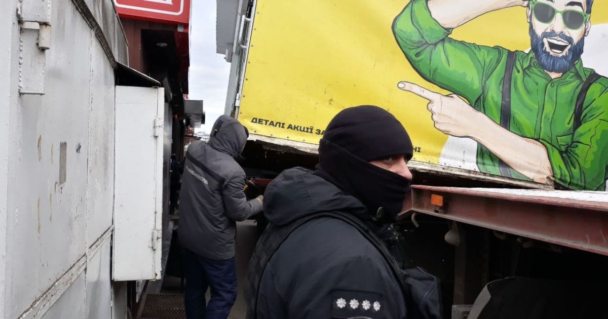 У Києві попри спротив на Троєщині демонтували МАФи