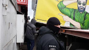 У Києві попри спротив на Троєщині демонтували МАФи