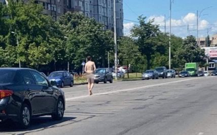 Йшов посеред дороги: у Києві трасою гуляв оголений чоловік (відео)