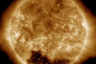 На Сонці на Новий рік NASA виявила гігантську і таємничу корональну діру