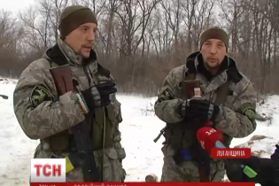 На блокпосту на Луганщині несуть службу брати-близнюки, а вдома їх чекають дружини-близнючки