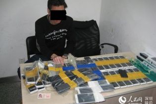 Китайський контрабандист хотів непомітно провезти на собі 94 iPhone