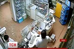 У Львові дві аптекарки відбилися від озброєного пістолетом грабіжника