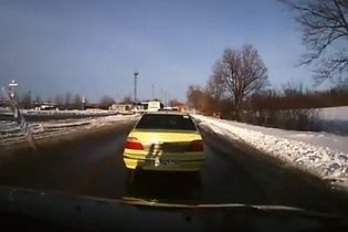 В сети показали видео обстрела автобуса под Волновахой с нового ракурса