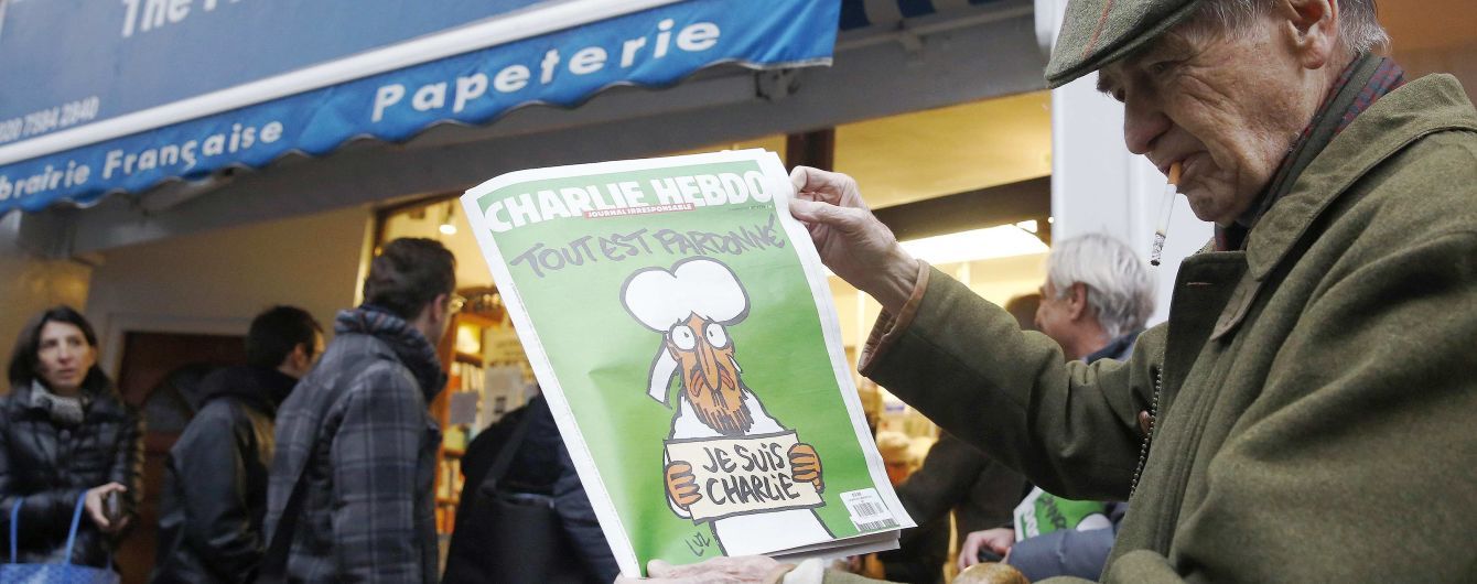 Charlie Hebdo до річниці розстрілу намалювали "Бога" у крові з автоматом