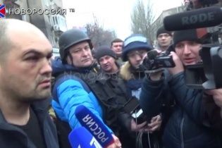 Шоу бойовиків для містян і російських ЗМІ: на місце загибелі людей у Донецьку привезли нібито кіборга