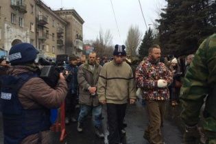 Блогер показав, як бойовики зганяли масовку "невдоволених" на "парад" полонених кіборгів у Донецьку