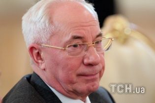 Книжная фантастика от Азарова: на Майдане не было студентов, а силовиков избил "Правый сектор"