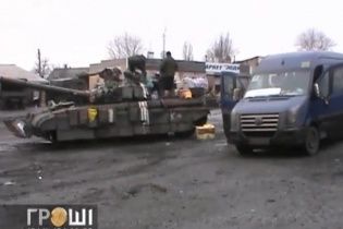 Журналісти показали, як волонтери доставляють українську та закордонну допомогу силовикам