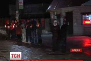 На Київщині півтисячі людей навколішки зустрічали загиблого в Пісках героя