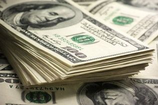 За сутки валюта на "черном" рынке подорожала на 5-6 гривен
