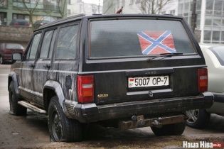 Белорусы пробивают колеса авто с атрибутикой Новоросии