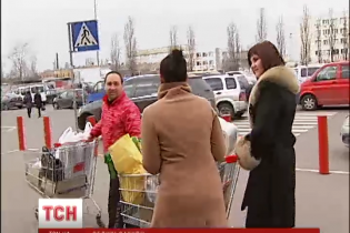 Массовый продуктовый психоз: напуганные падением гривны украинцы разметают продукты в магазинах