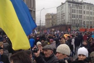 На траурном шествии в память о Немцове задерживают активистов с украинской символикой