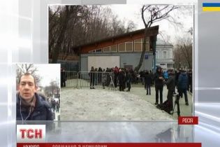 В Москве проститься с Немцовым пришли сотни россиян, которых пускают только через металлоискатели