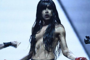 Зірка "Євробачення" Loreen топлес вийшла на сцену з гуртом KAZAKY