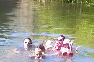 Родина випадково зробила сімейне фото на озері із загиблою сто років тому дівчинкою