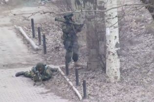 З'явилося відео, як бойовики з танком та снайперами воюють між собою у Макіївці