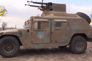 На американські бронеавтомобілі Humvee буде встановлена українська високоточна зброя - Порошенко